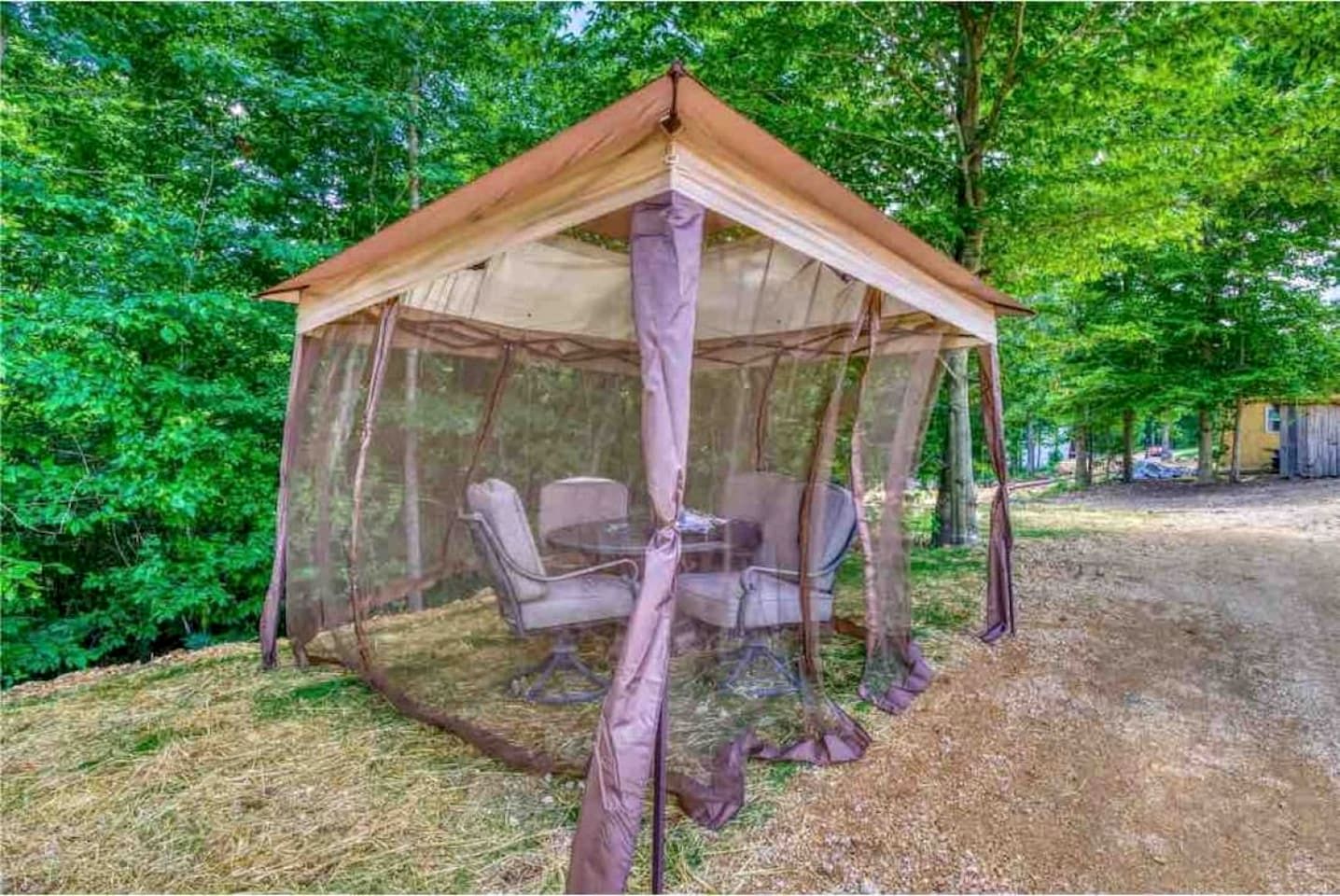 Secluded Bell Tent with Outdoor Shower and Deck in Alabama