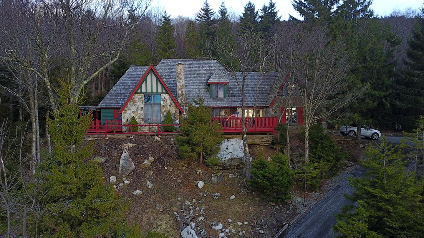 Rental with a Hot Tub in Snowshoe, West Virginia