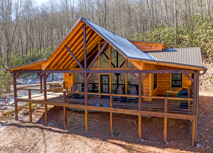 Beautiful Cabin with Lofted Space and Deck in Topton, North Carolina