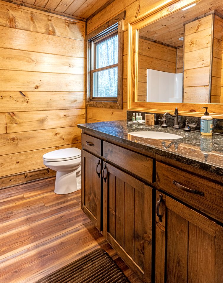 Beautiful Cabin with Lofted Space and Deck in Topton, North Carolina