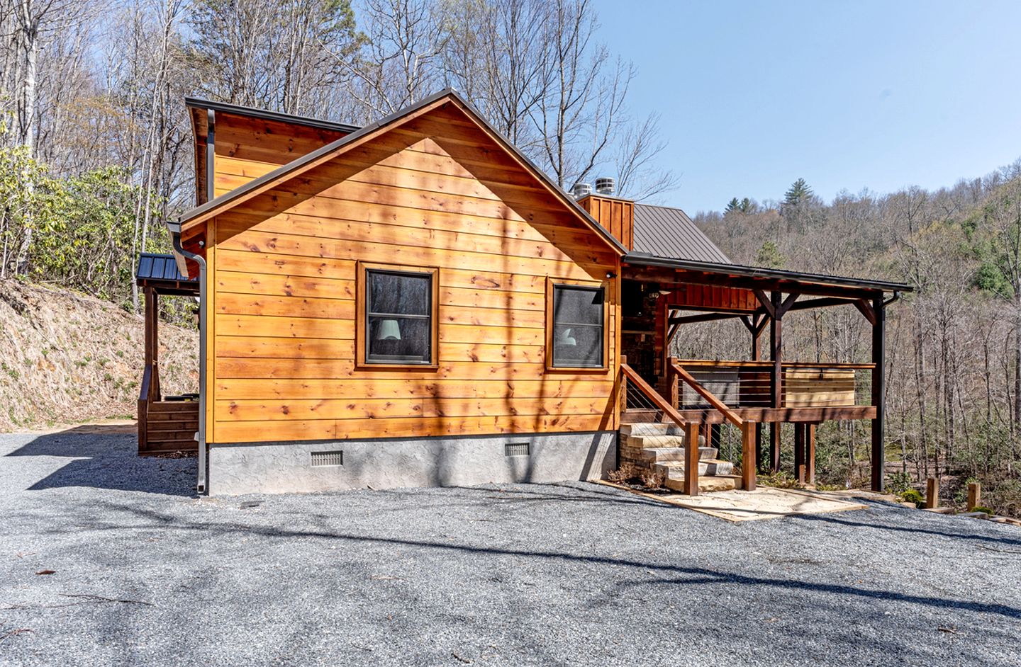 Beautiful Cabin with Lofted Space and Deck in Topton, North Carolina