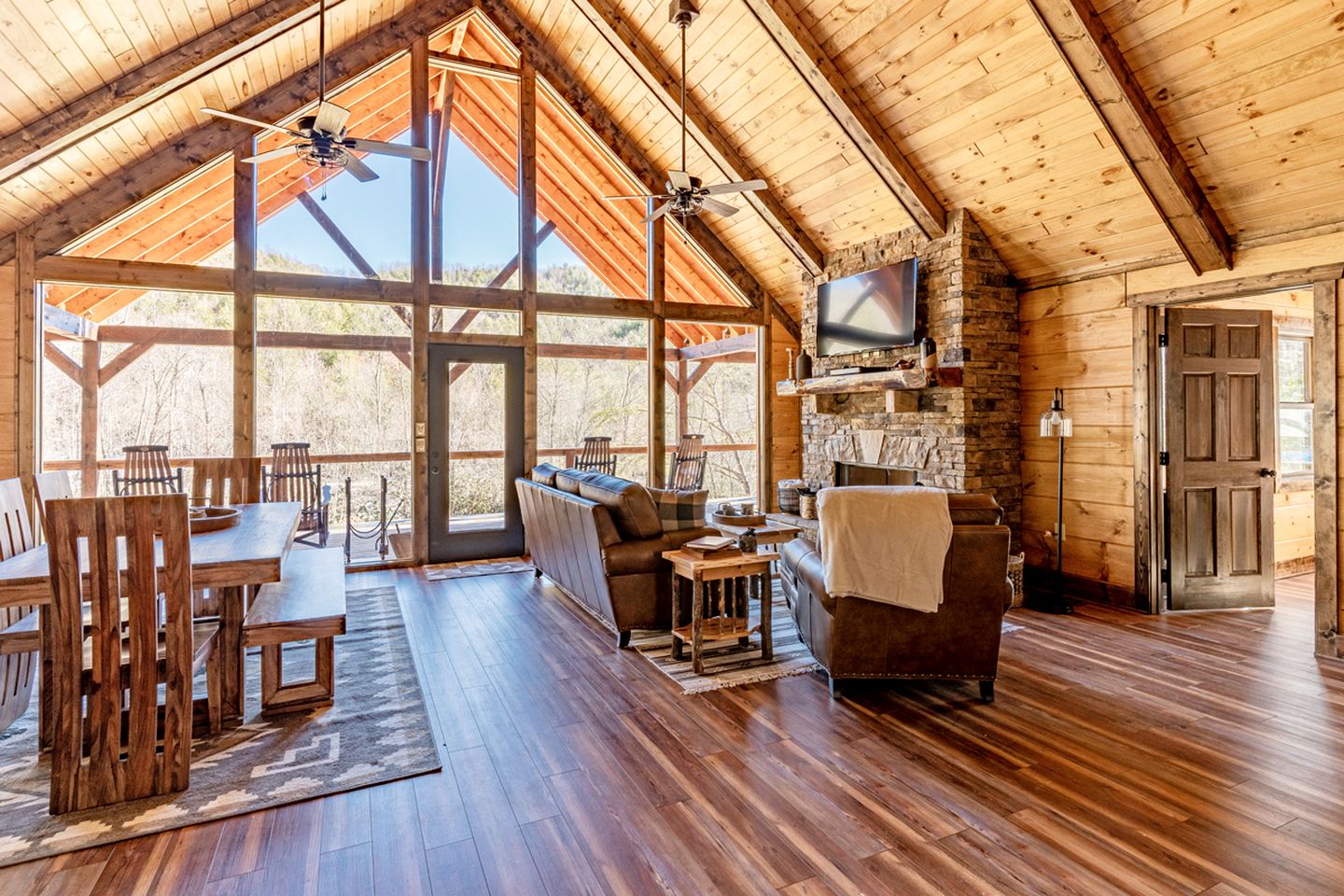 Beautiful Cabin with Lofted Space and Deck in Topton, North Carolina