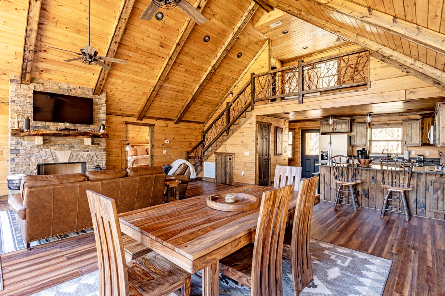 Beautiful Cabin with Lofted Space and Deck in Topton, North Carolina