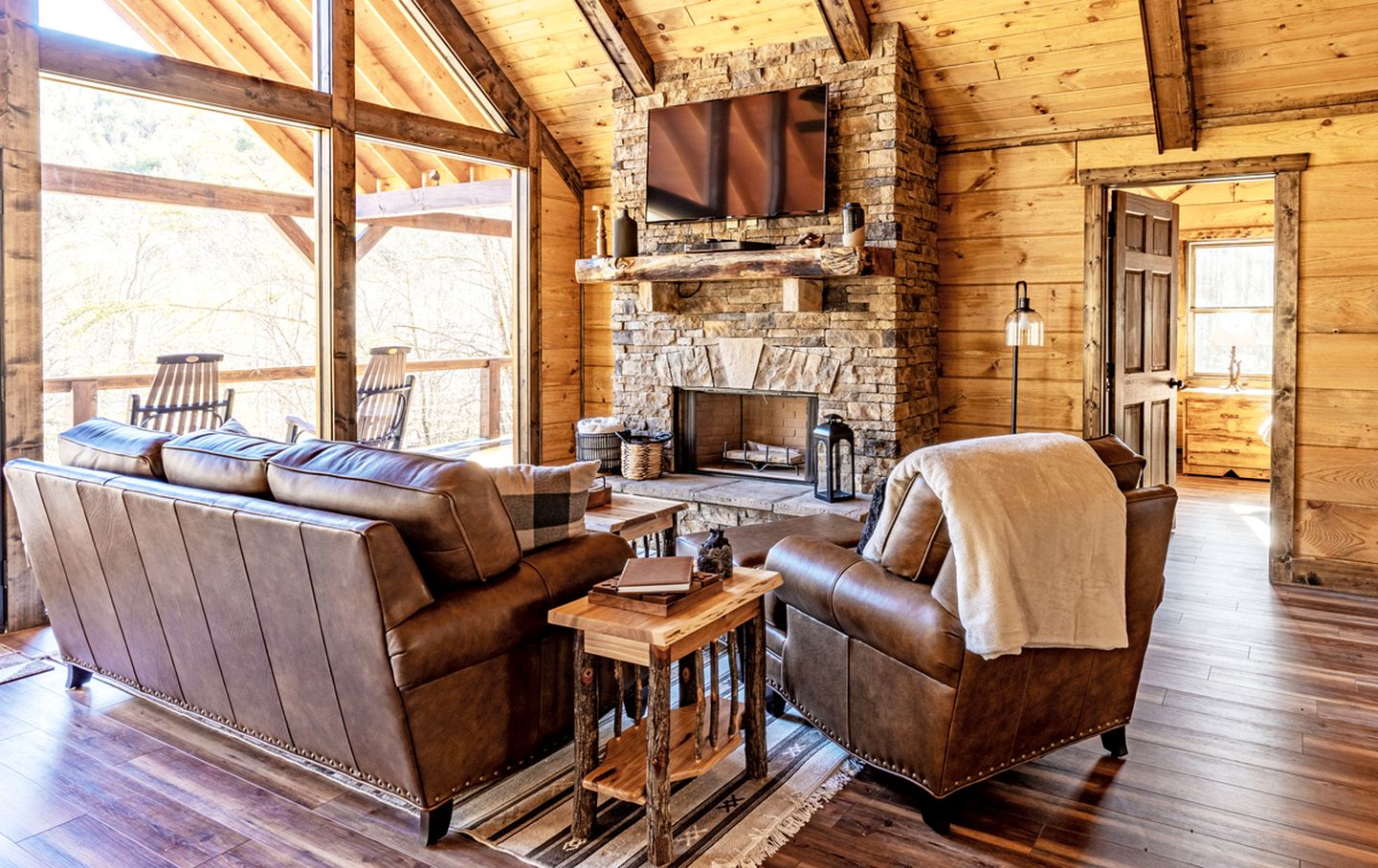 Beautiful Cabin with Lofted Space and Deck in Topton, North Carolina