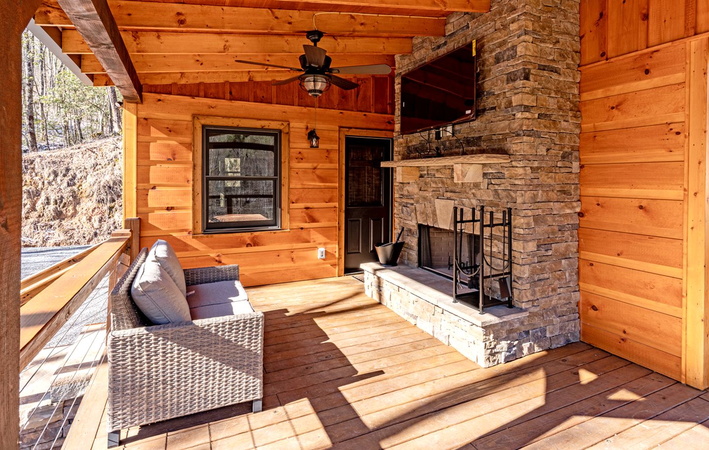 Beautiful Cabin with Lofted Space and Deck in Topton, North Carolina