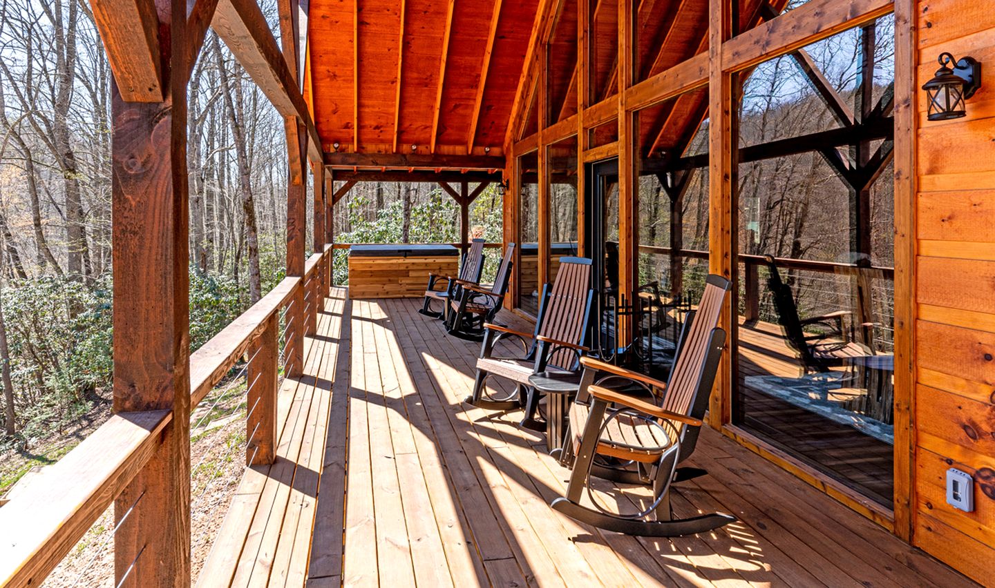 Beautiful Cabin with Lofted Space and Deck in Topton, North Carolina