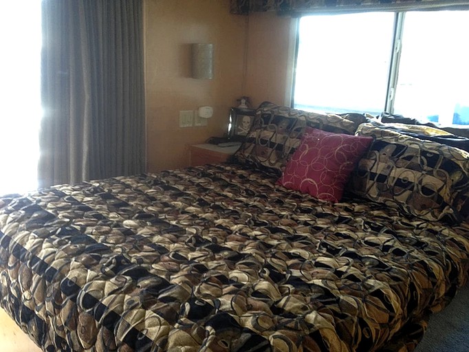 Houseboat rentals near me in Volente, Texas