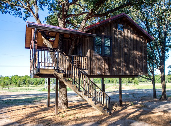 Tree House for Two, Ideal for a Glamping Getaway near Baylor, Texas