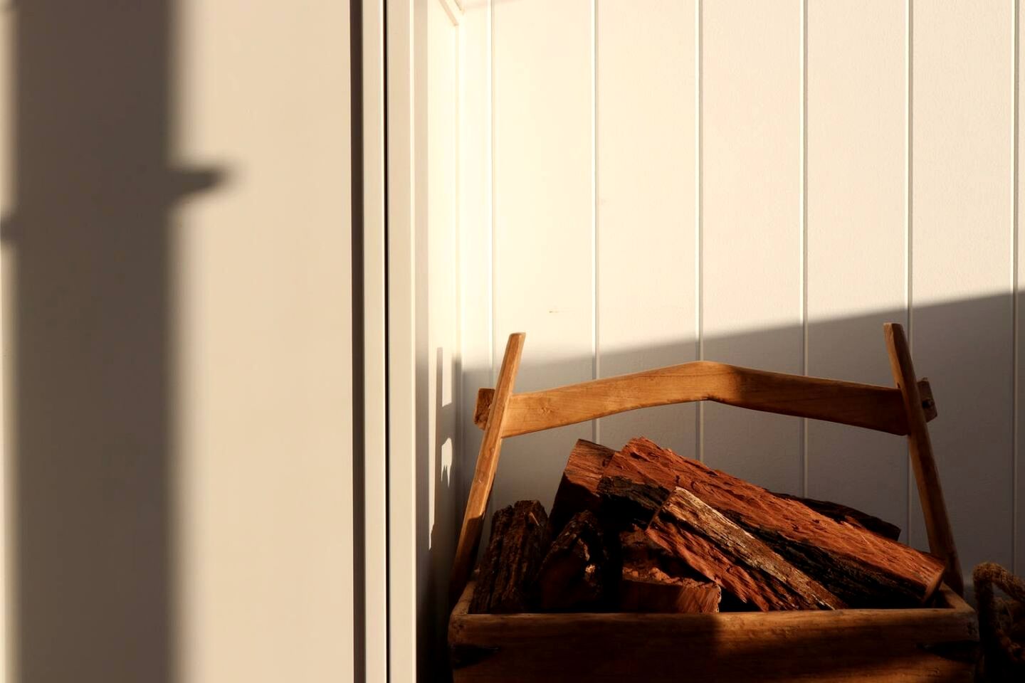 Enchanting Cabin with Outdoor Bathtub, Fire Pit, and Views of Coomba Valley, Perfect for a Romantic Weekend Getaway