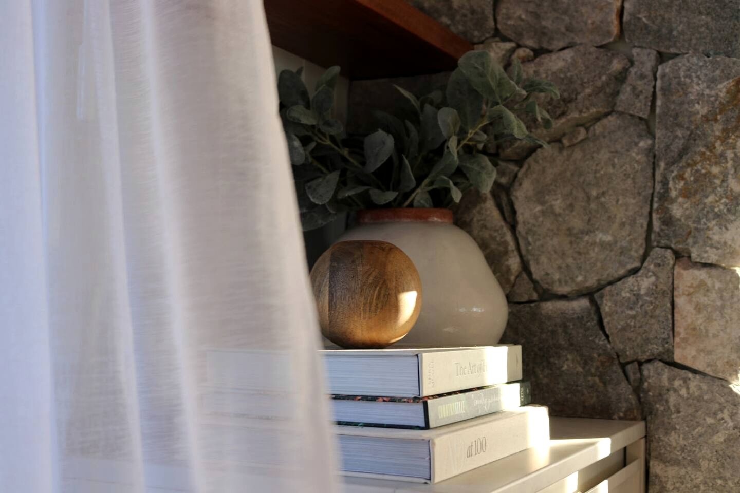 Enchanting Cabin with Outdoor Bathtub, Fire Pit, and Views of Coomba Valley, Perfect for a Romantic Weekend Getaway