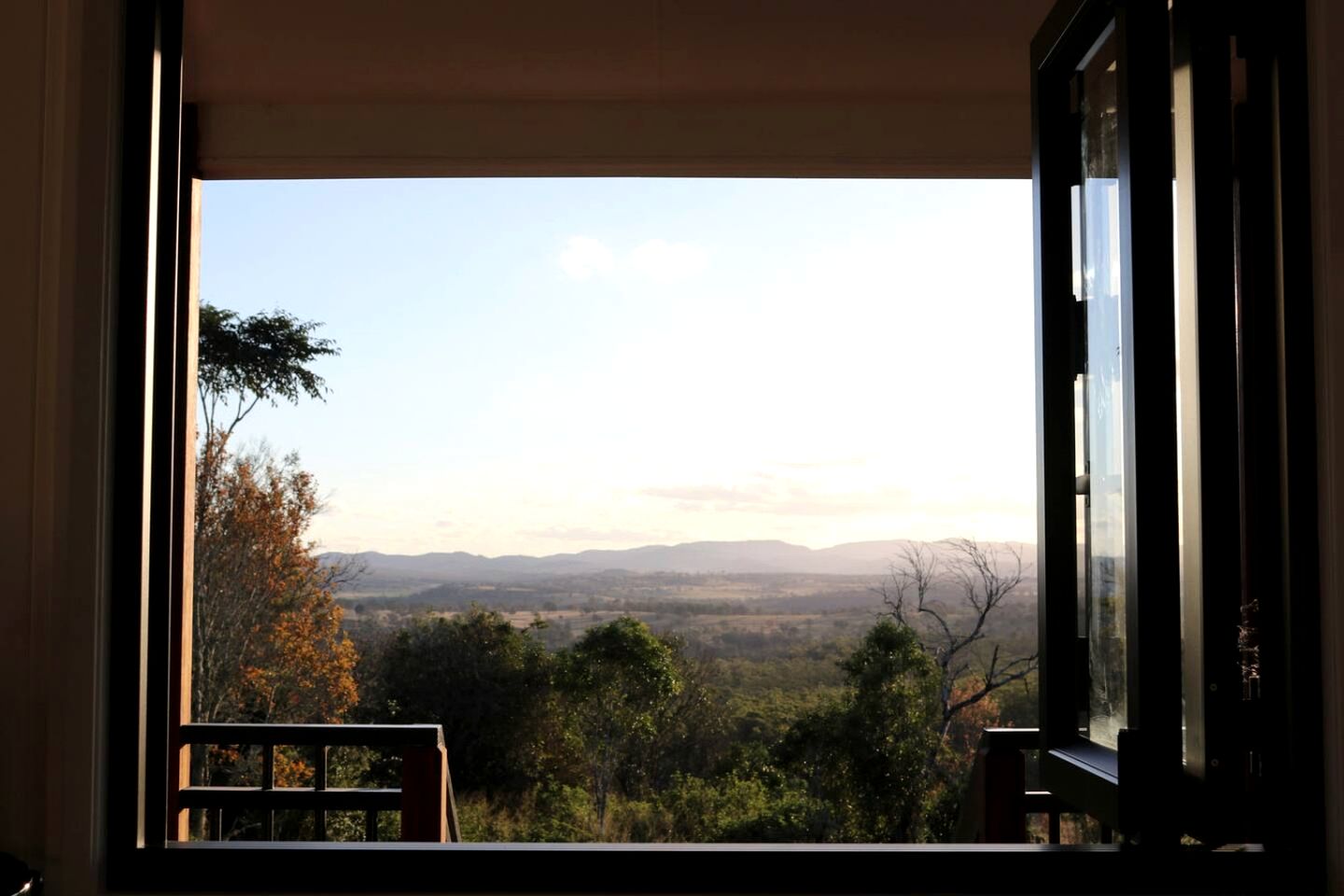 Enchanting Cabin with Outdoor Bathtub, Fire Pit, and Views of Coomba Valley, Perfect for a Romantic Weekend Getaway