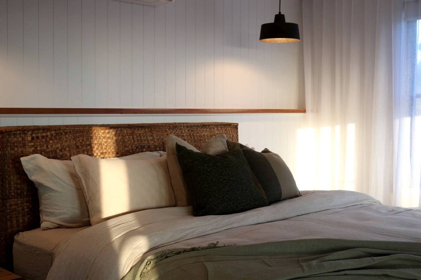 Enchanting Cabin with Outdoor Bathtub, Fire Pit, and Views of Coomba Valley, Perfect for a Romantic Weekend Getaway
