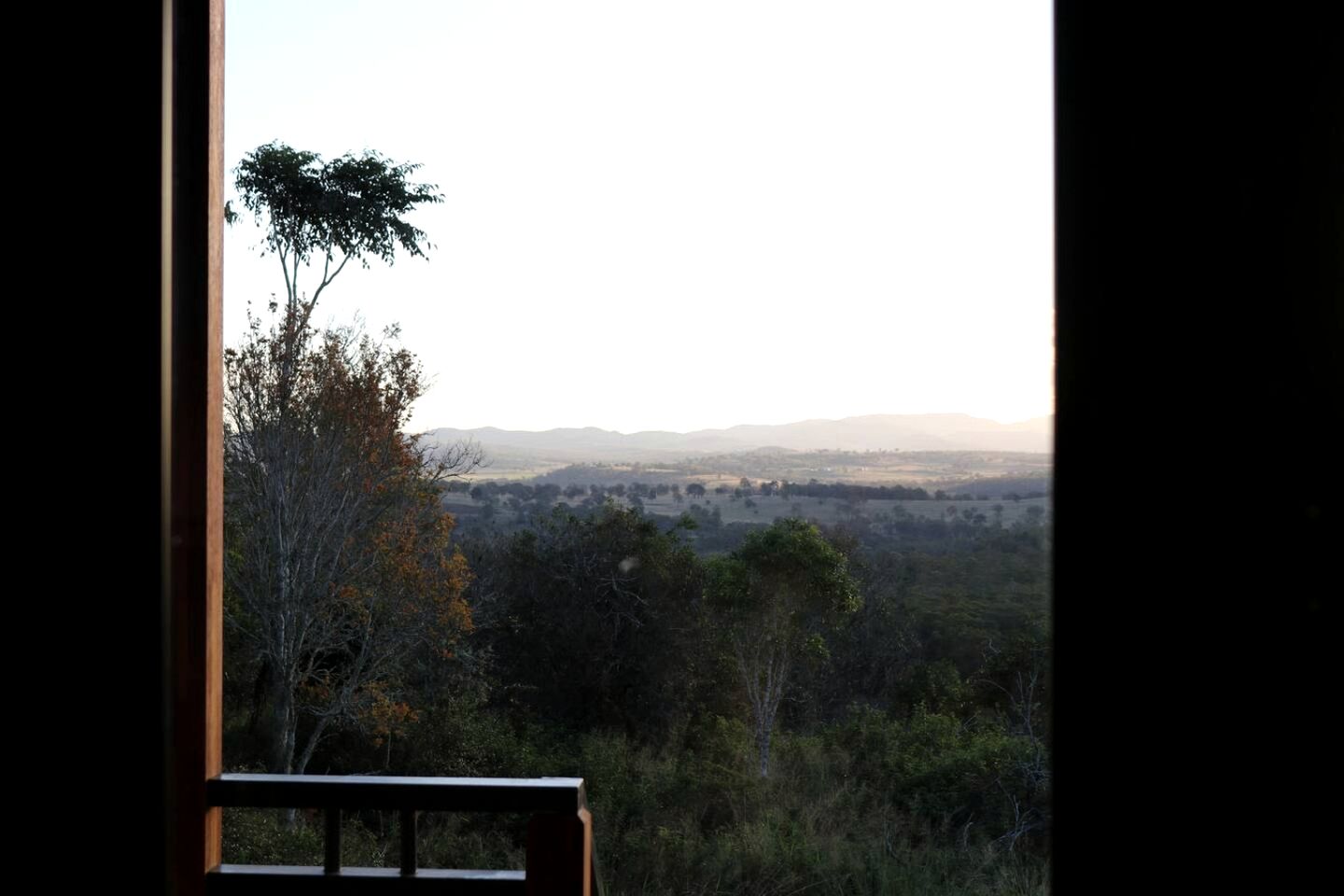 Enchanting Cabin with Outdoor Bathtub, Fire Pit, and Views of Coomba Valley, Perfect for a Romantic Weekend Getaway