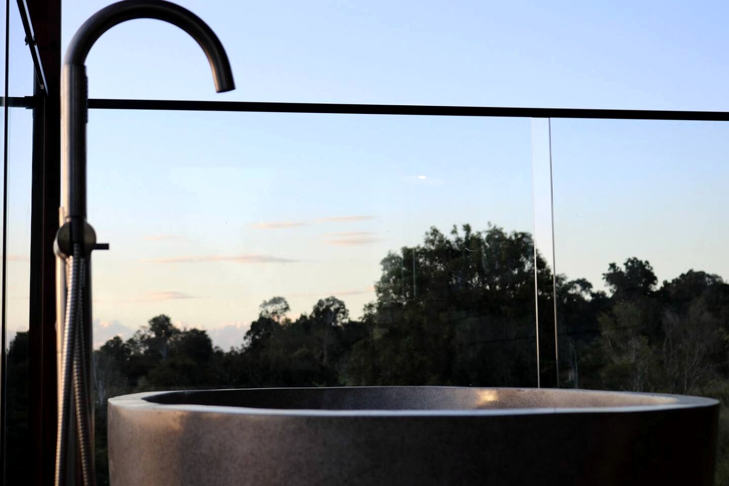 Enchanting Cabin with Outdoor Bathtub, Fire Pit, and Views of Coomba Valley, Perfect for a Romantic Weekend Getaway