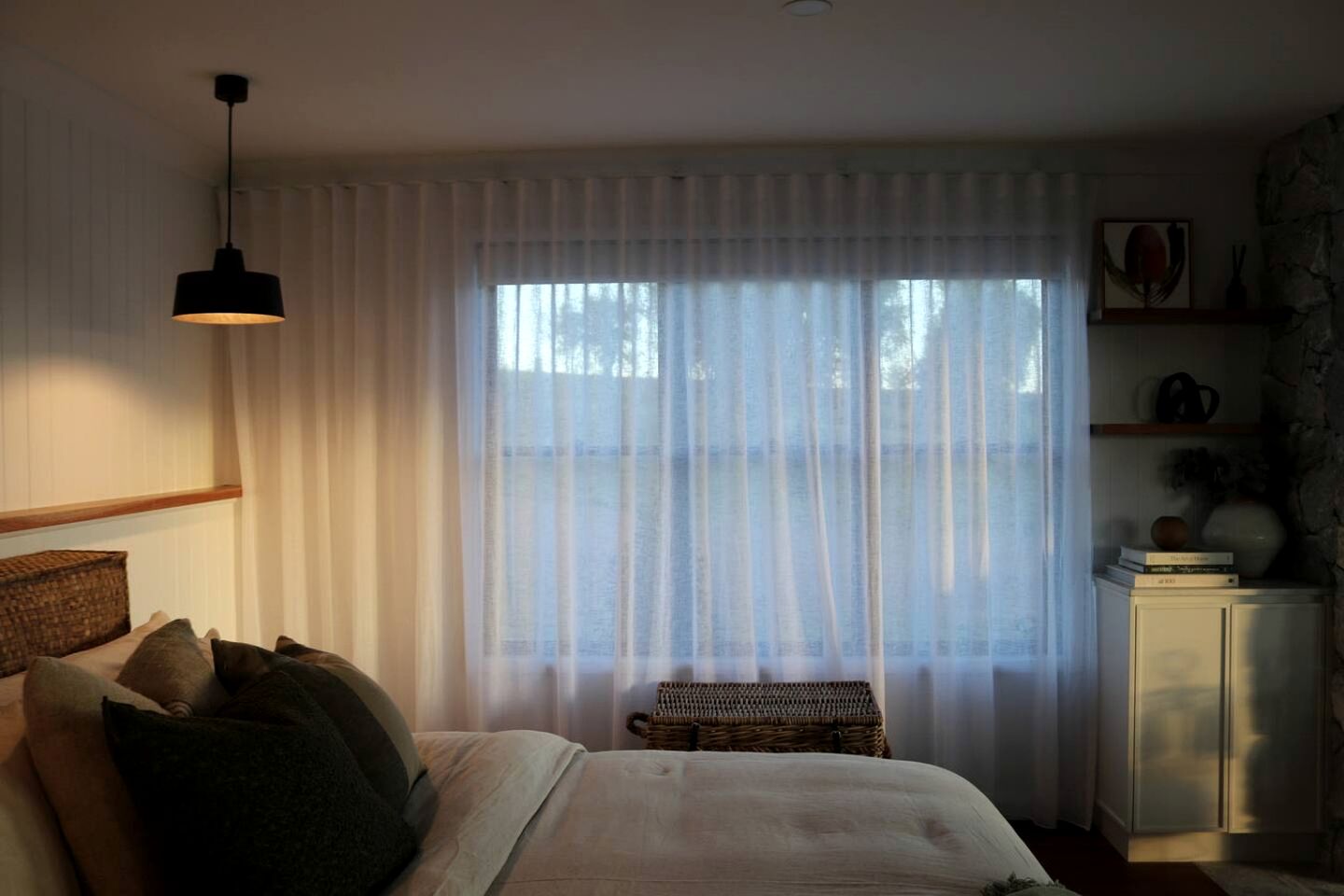 Enchanting Cabin with Outdoor Bathtub, Fire Pit, and Views of Coomba Valley, Perfect for a Romantic Weekend Getaway