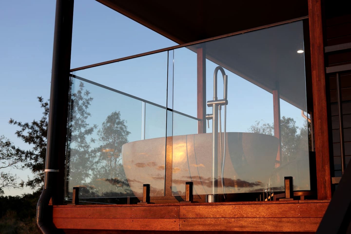 Enchanting Cabin with Outdoor Bathtub, Fire Pit, and Views of Coomba Valley, Perfect for a Romantic Weekend Getaway