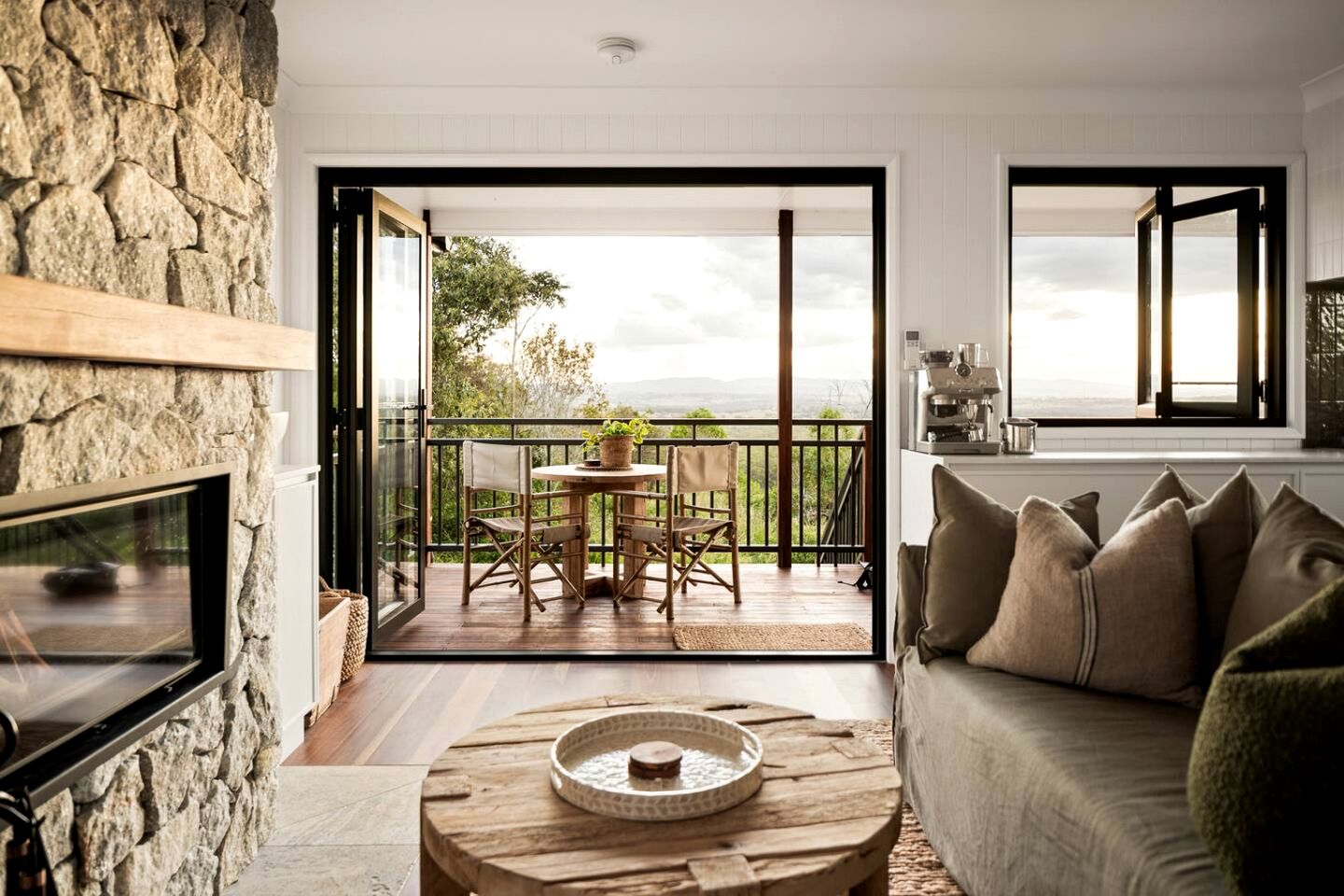 Enchanting Cabin with Outdoor Bathtub, Fire Pit, and Views of Coomba Valley, Perfect for a Romantic Weekend Getaway