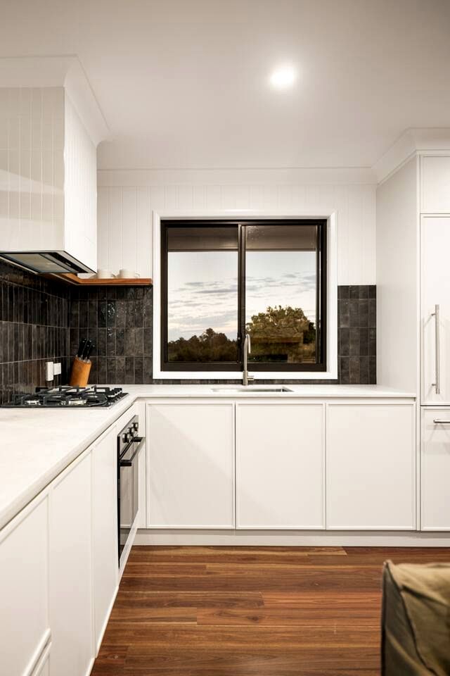 Enchanting Cabin with Outdoor Bathtub, Fire Pit, and Views of Coomba Valley, Perfect for a Romantic Weekend Getaway