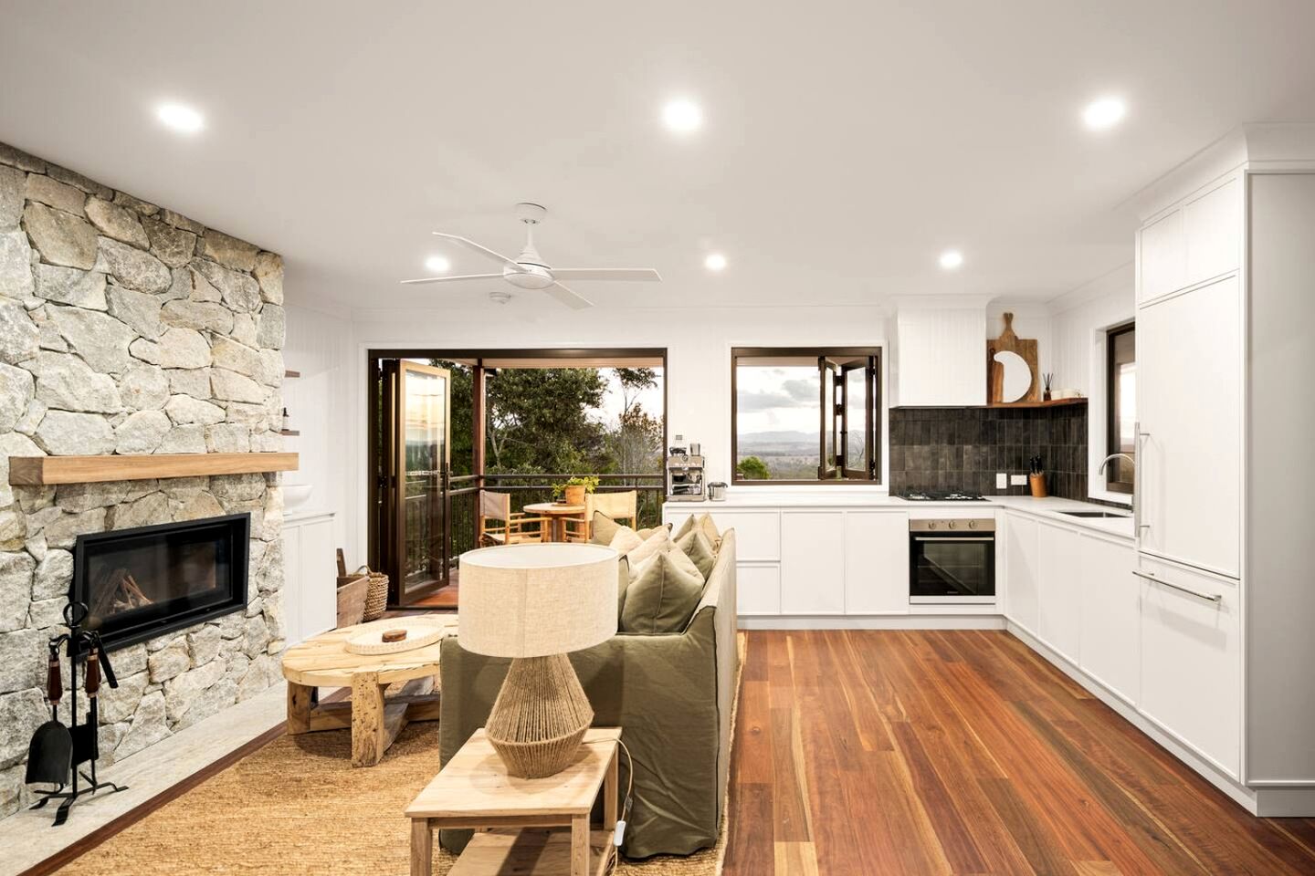 Enchanting Cabin with Outdoor Bathtub, Fire Pit, and Views of Coomba Valley, Perfect for a Romantic Weekend Getaway