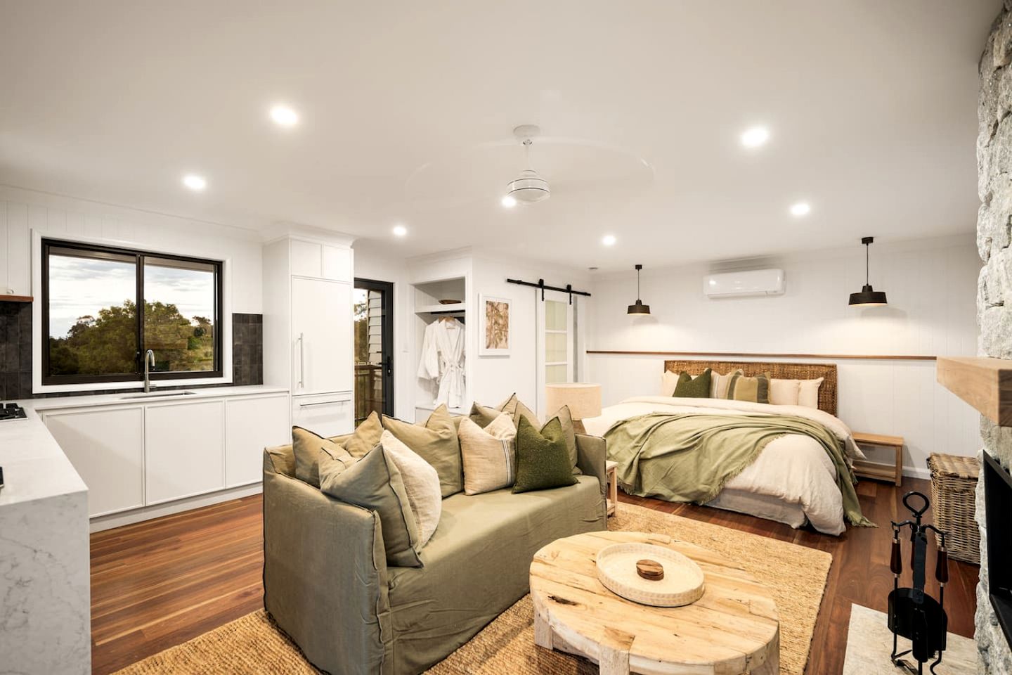 Enchanting Cabin with Outdoor Bathtub, Fire Pit, and Views of Coomba Valley, Perfect for a Romantic Weekend Getaway