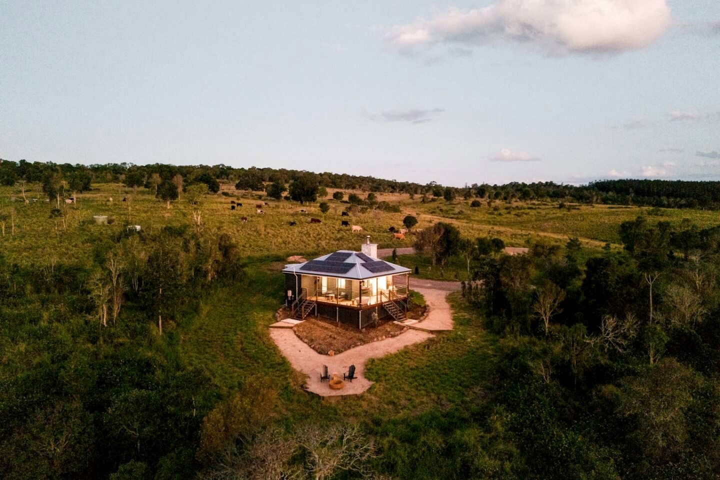 Enchanting Cabin with Outdoor Bathtub, Fire Pit, and Views of Coomba Valley, Perfect for a Romantic Weekend Getaway