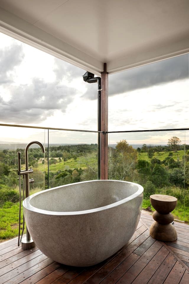Enchanting Cabin with Outdoor Bathtub, Fire Pit, and Views of Coomba Valley, Perfect for a Romantic Weekend Getaway