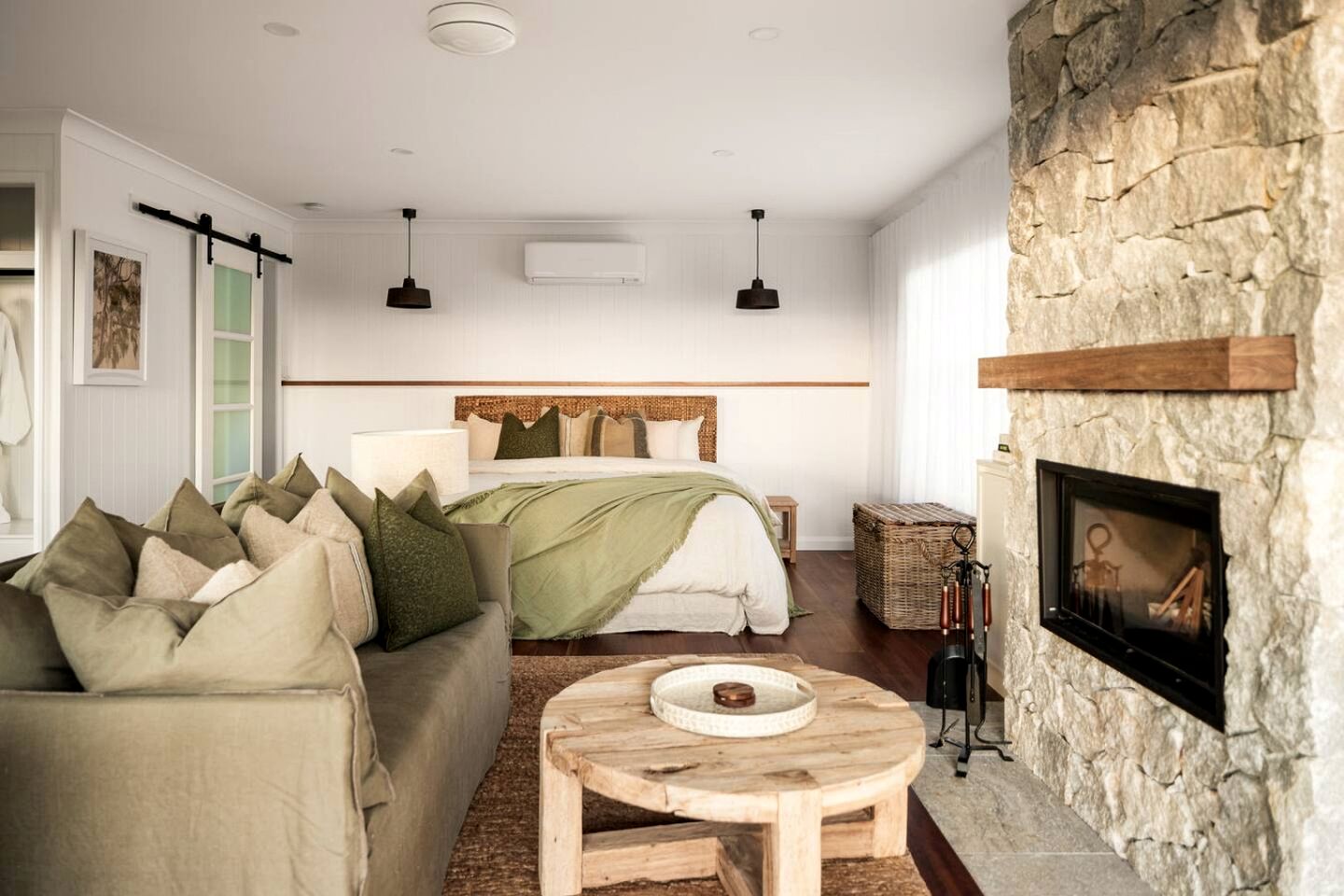 Enchanting Cabin with Outdoor Bathtub, Fire Pit, and Views of Coomba Valley, Perfect for a Romantic Weekend Getaway