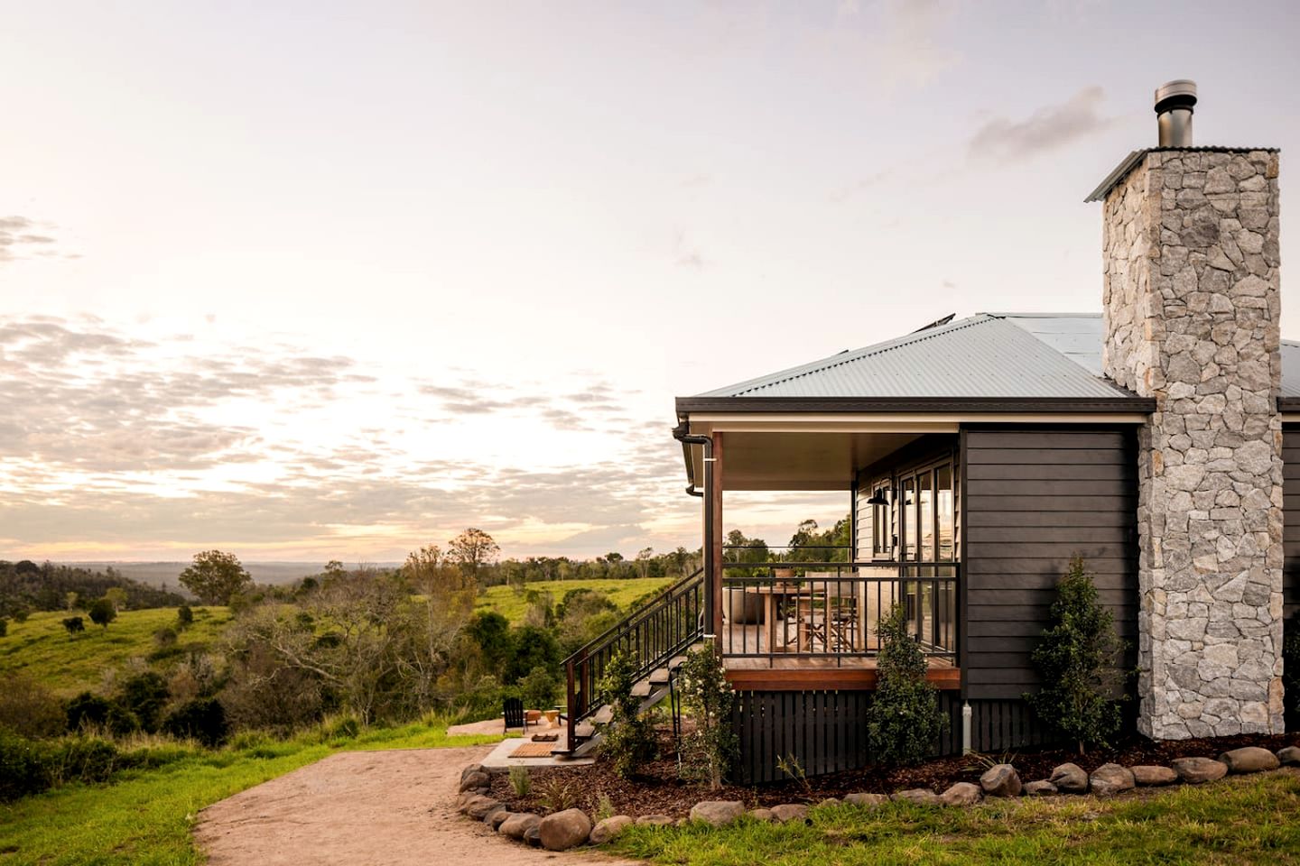 Enchanting Cabin with Outdoor Bathtub, Fire Pit, and Views of Coomba Valley, Perfect for a Romantic Weekend Getaway