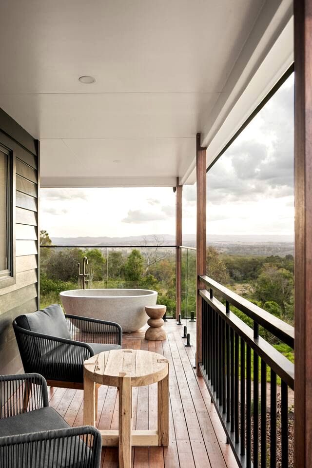 Enchanting Cabin with Outdoor Bathtub, Fire Pit, and Views of Coomba Valley, Perfect for a Romantic Weekend Getaway