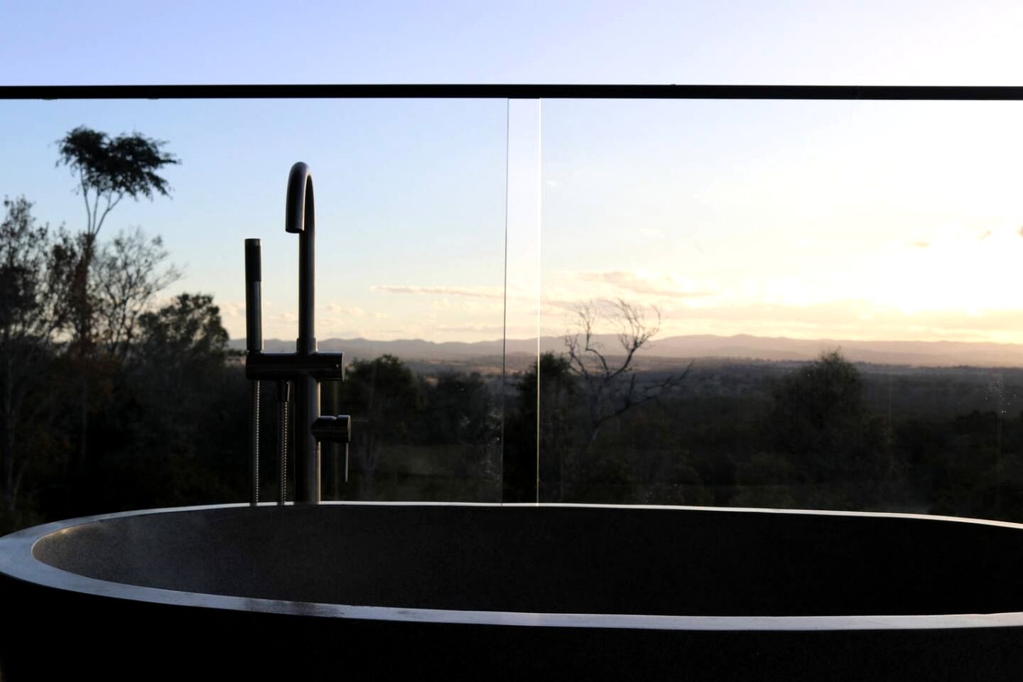 Enchanting Cabin with Outdoor Bathtub, Fire Pit, and Views of Coomba Valley, Perfect for a Romantic Weekend Getaway