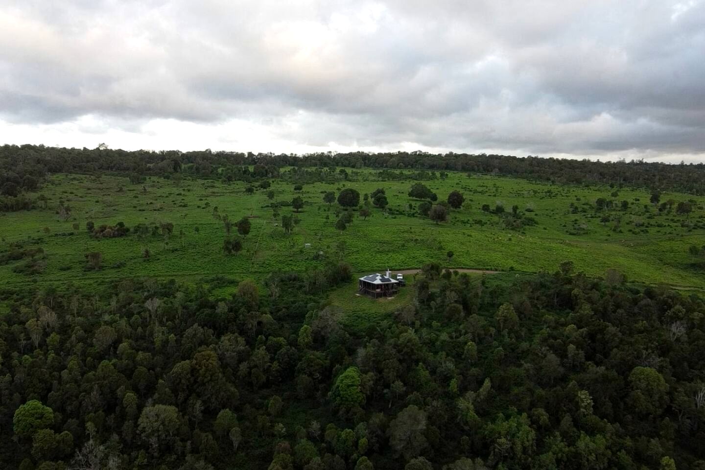 Enchanting Cabin with Outdoor Bathtub, Fire Pit, and Views of Coomba Valley, Perfect for a Romantic Weekend Getaway