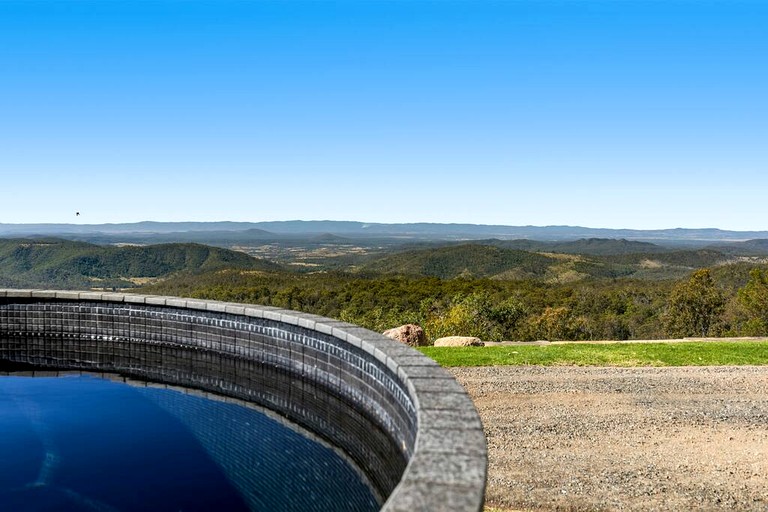 Cottages (Australia, Ravensbourne, Queensland)