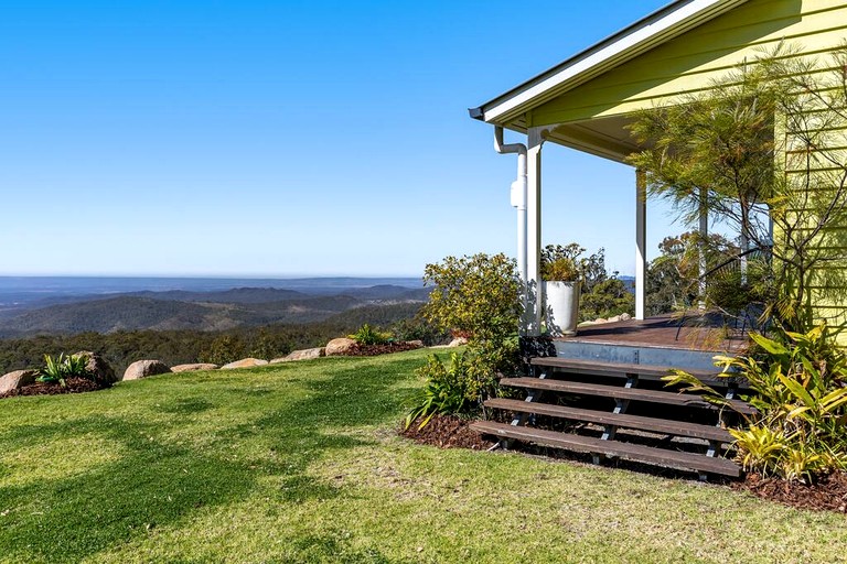 Cottages (Australia, Ravensbourne, Queensland)