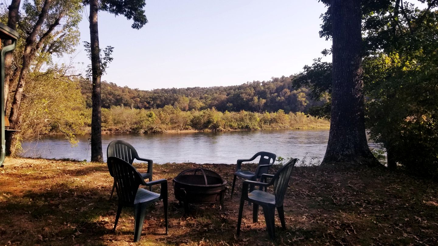 Peaceful Paradise: Cabin Getaway with Unmatched River Views in Arkansas