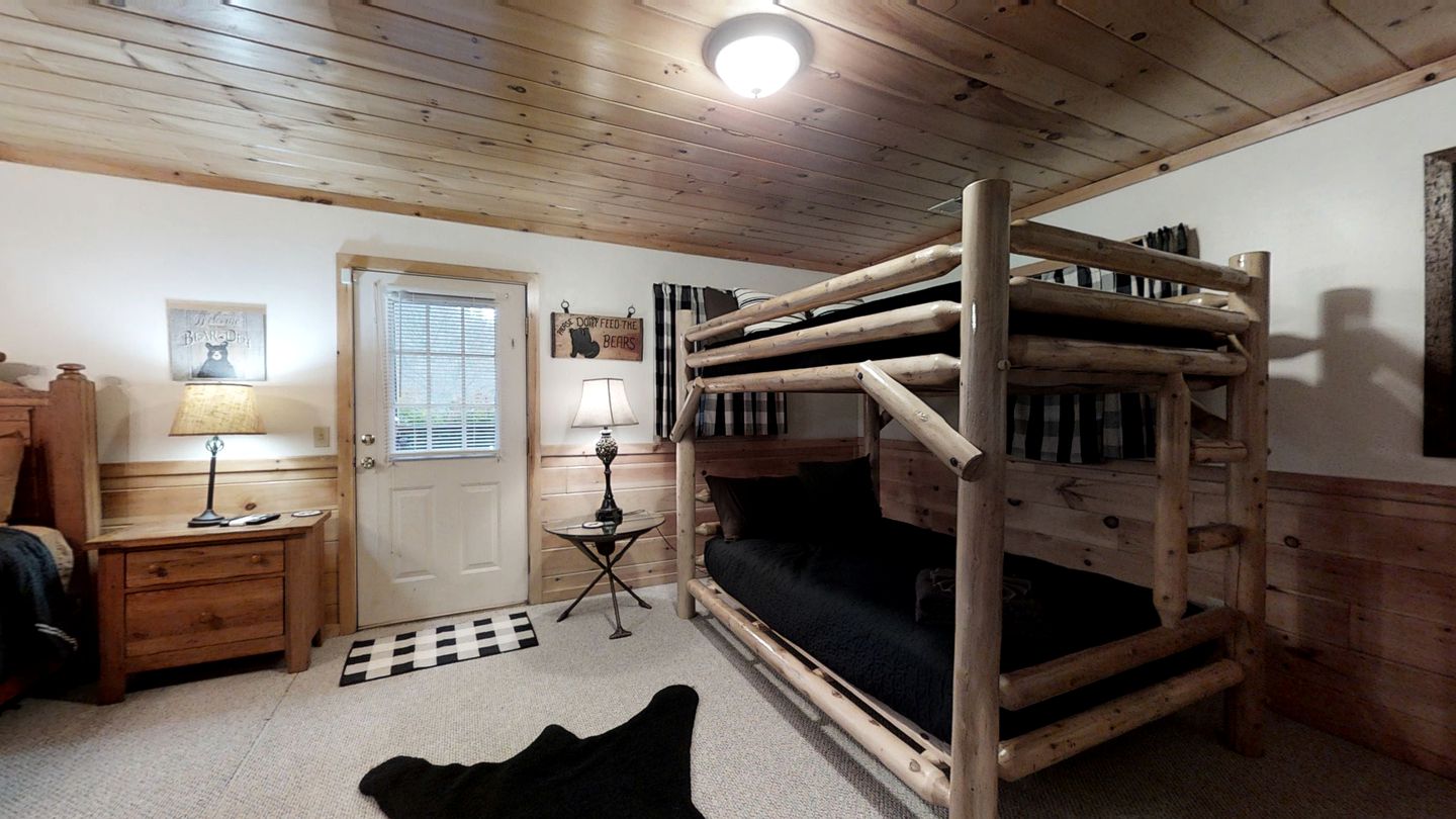 Impressive Cabin with Fireplace, Hot-tub and Stunning Forest Views in Sevierville, Tennessee