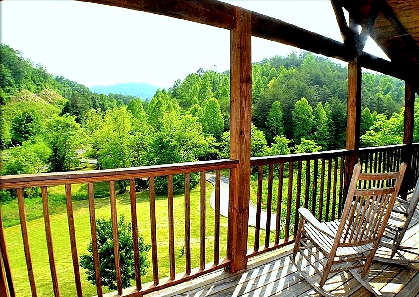Impressive Cabin with Fireplace, Hot-tub and Stunning Forest Views in Sevierville, Tennessee
