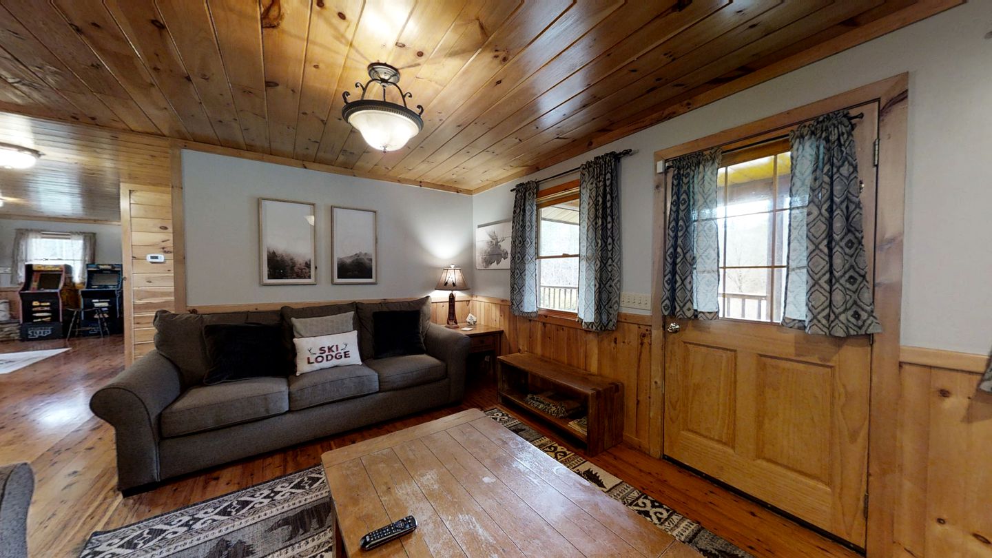 Impressive Cabin with Fireplace, Hot-tub and Stunning Forest Views in Sevierville, Tennessee
