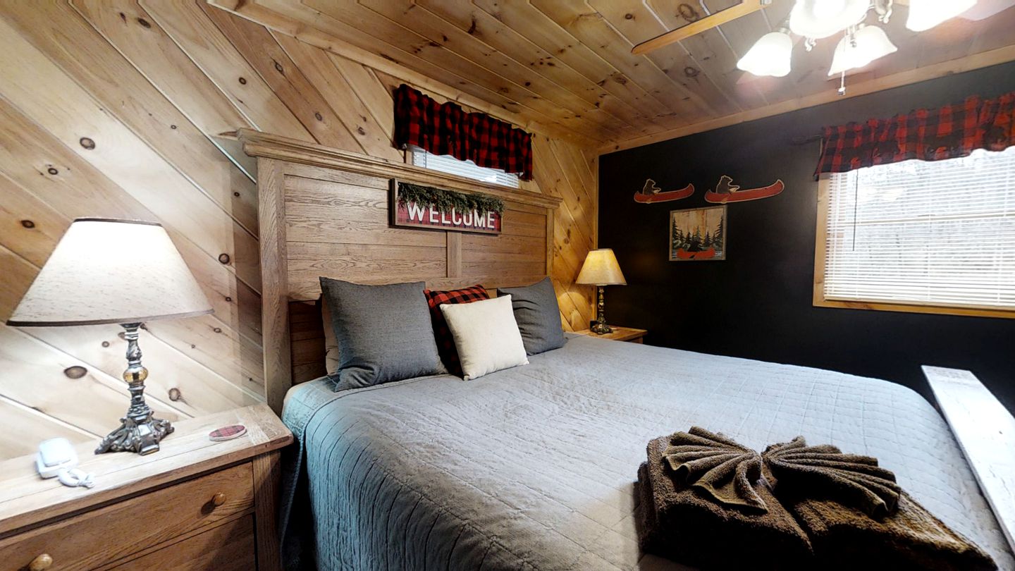 Impressive Cabin with Fireplace, Hot-tub and Stunning Forest Views in Sevierville, Tennessee