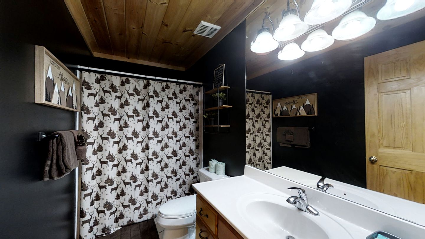 Impressive Cabin with Fireplace, Hot-tub and Stunning Forest Views in Sevierville, Tennessee