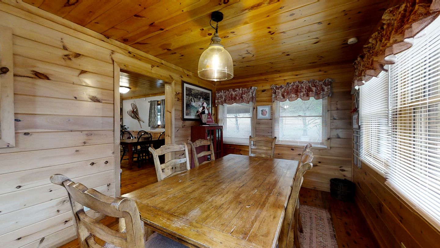 Impressive Cabin with Fireplace, Hot-tub and Stunning Forest Views in Sevierville, Tennessee
