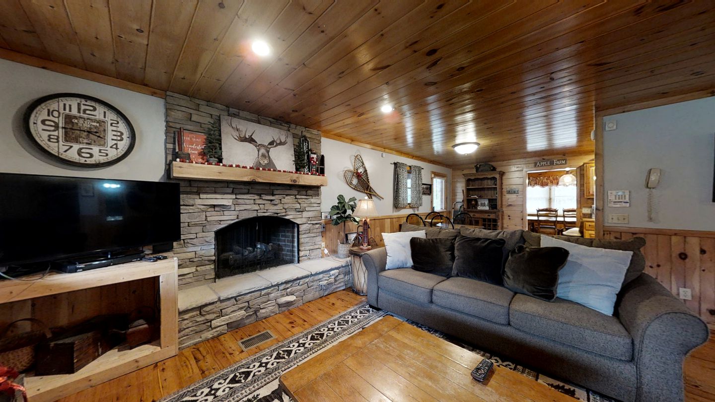 Impressive Cabin with Fireplace, Hot-tub and Stunning Forest Views in Sevierville, Tennessee