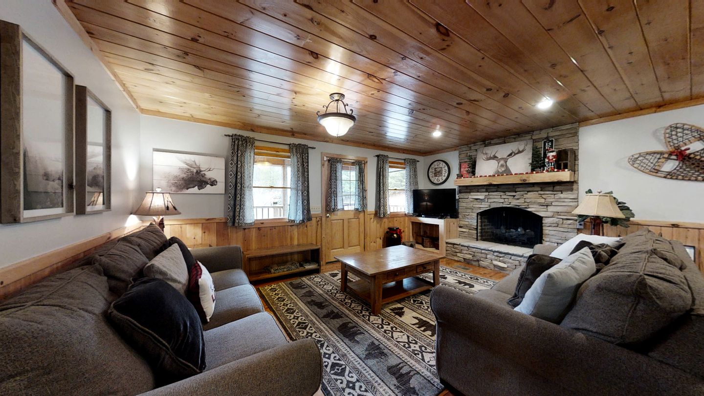 Impressive Cabin with Fireplace, Hot-tub and Stunning Forest Views in Sevierville, Tennessee