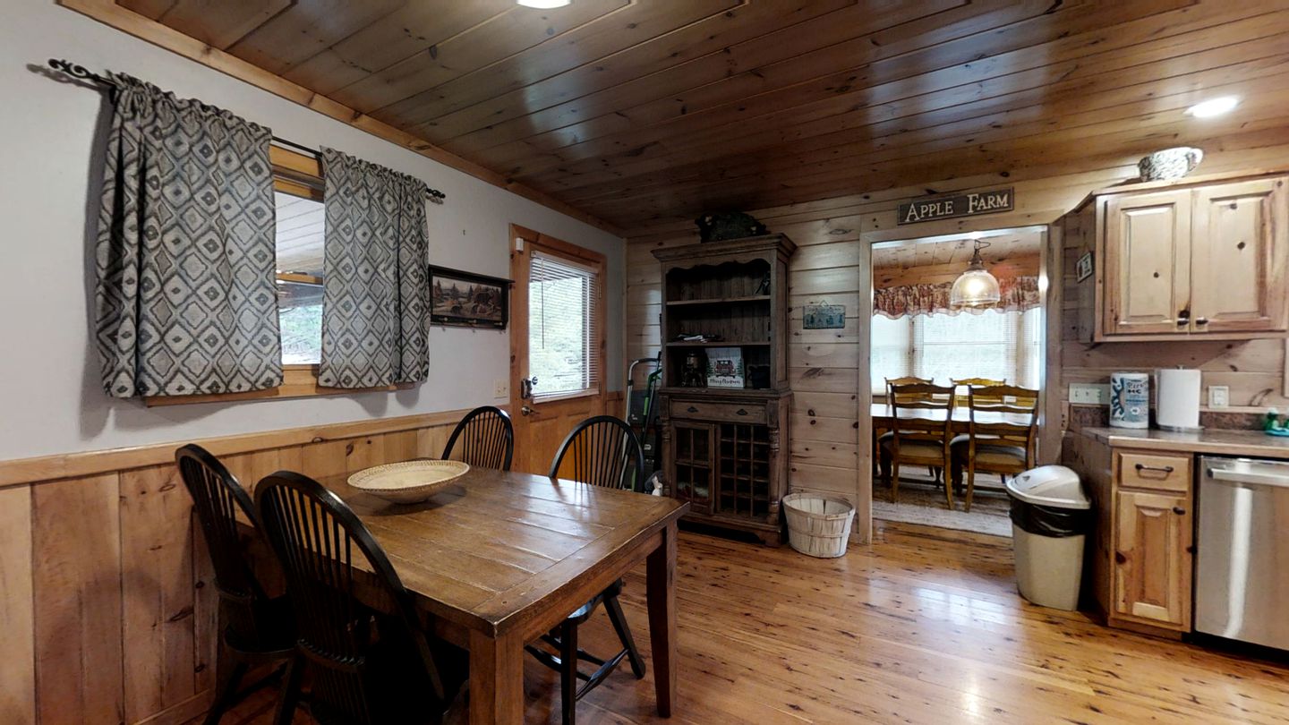 Impressive Cabin with Fireplace, Hot-tub and Stunning Forest Views in Sevierville, Tennessee