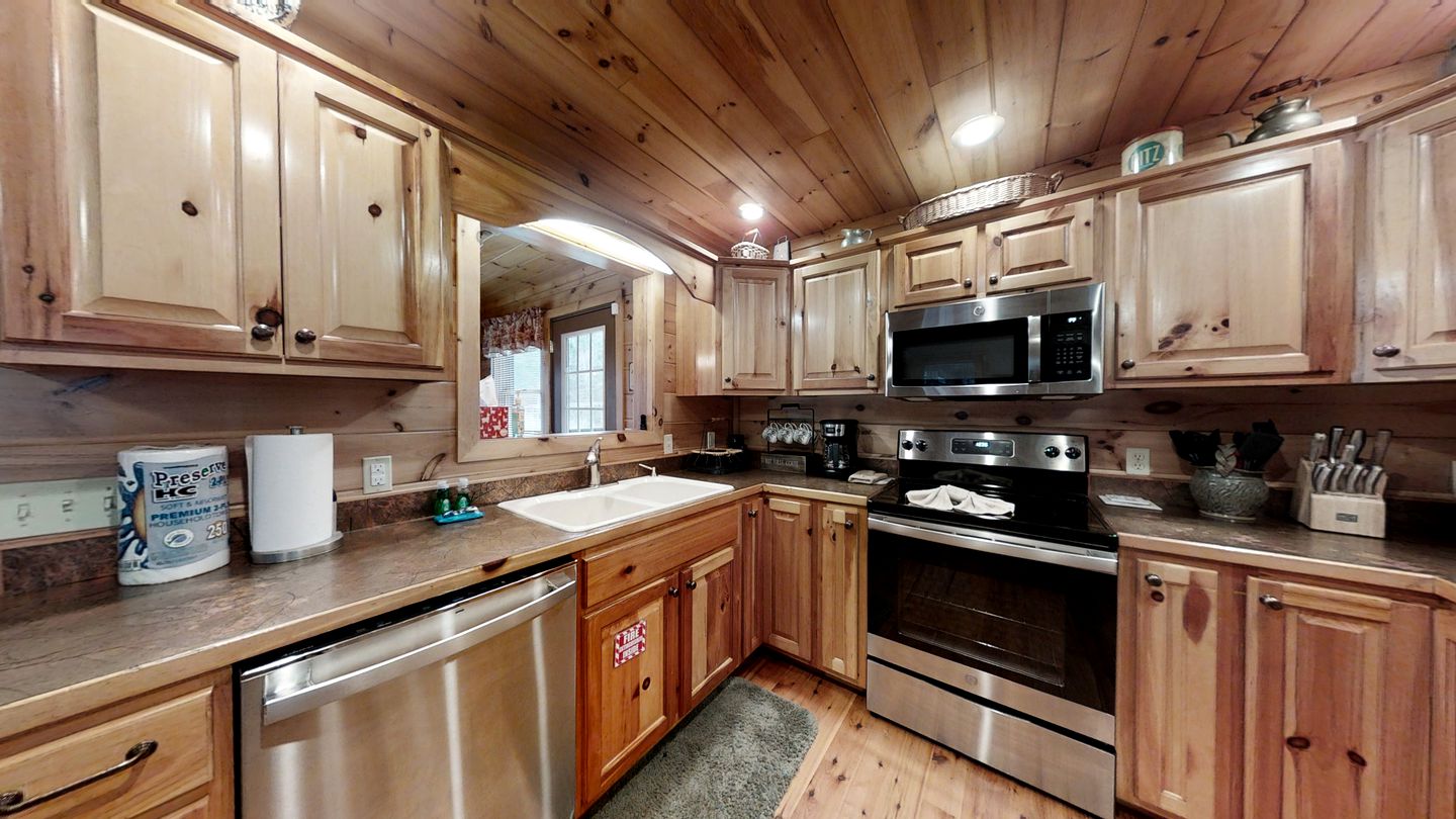 Impressive Cabin with Fireplace, Hot-tub and Stunning Forest Views in Sevierville, Tennessee