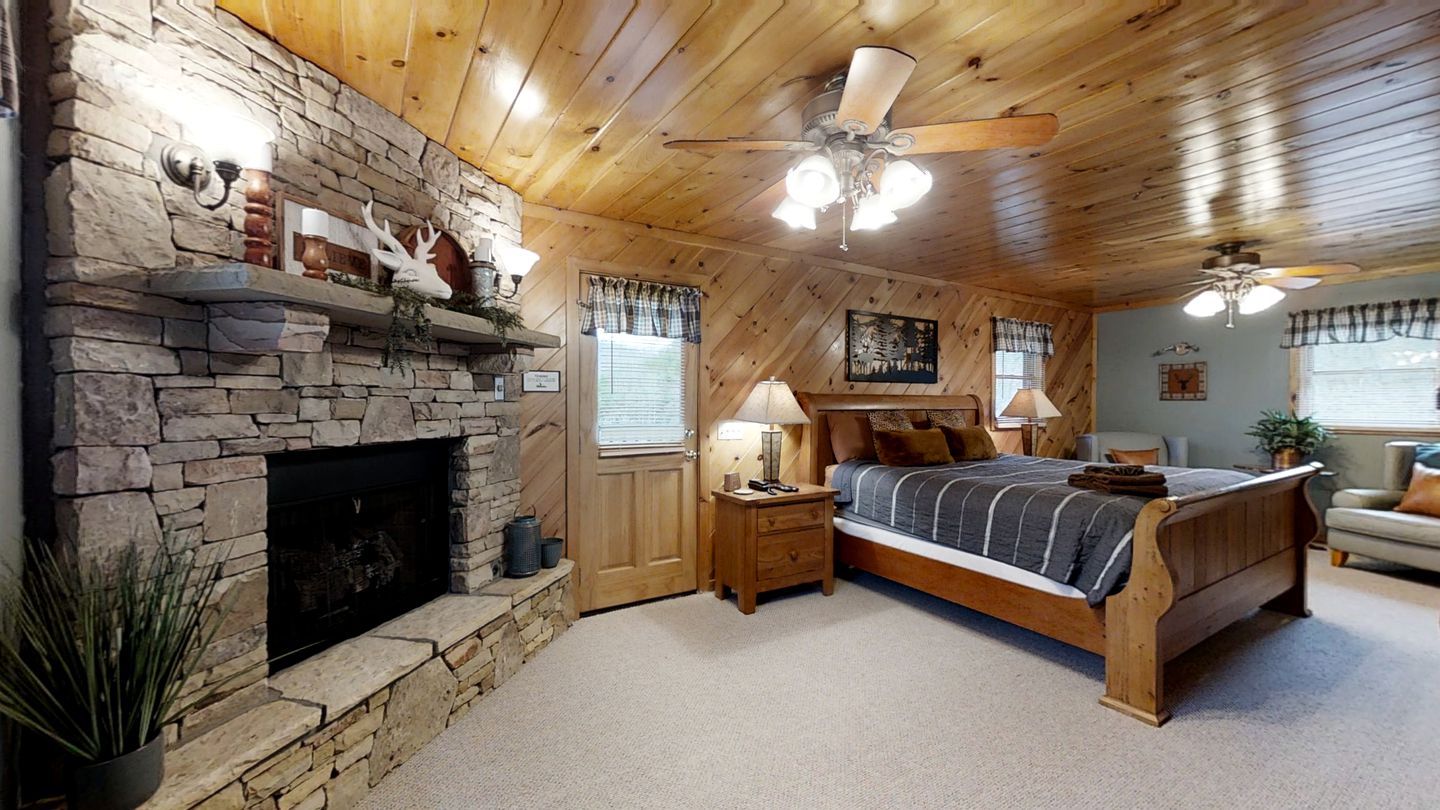 Impressive Cabin with Fireplace, Hot-tub and Stunning Forest Views in Sevierville, Tennessee