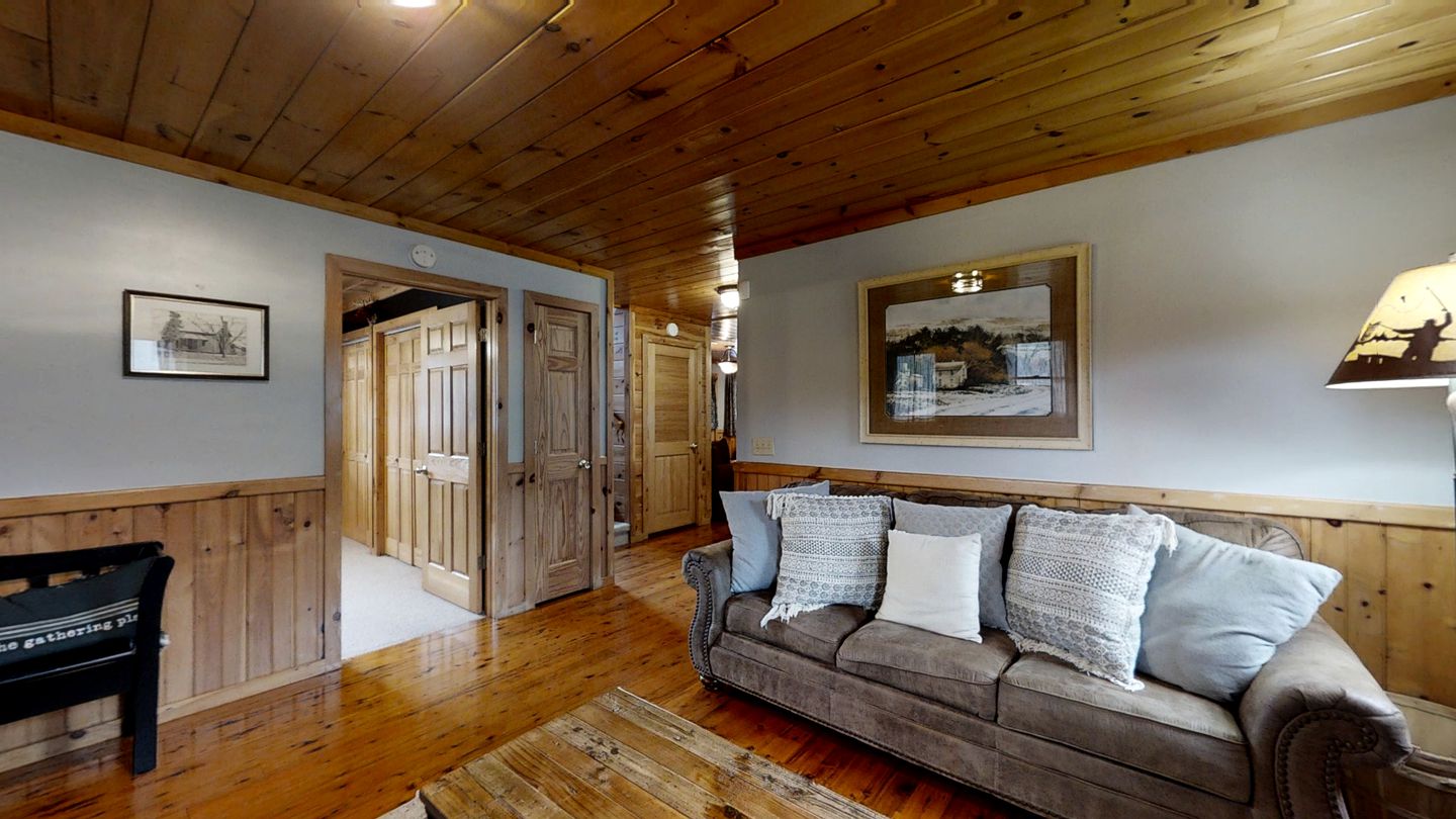 Impressive Cabin with Fireplace, Hot-tub and Stunning Forest Views in Sevierville, Tennessee