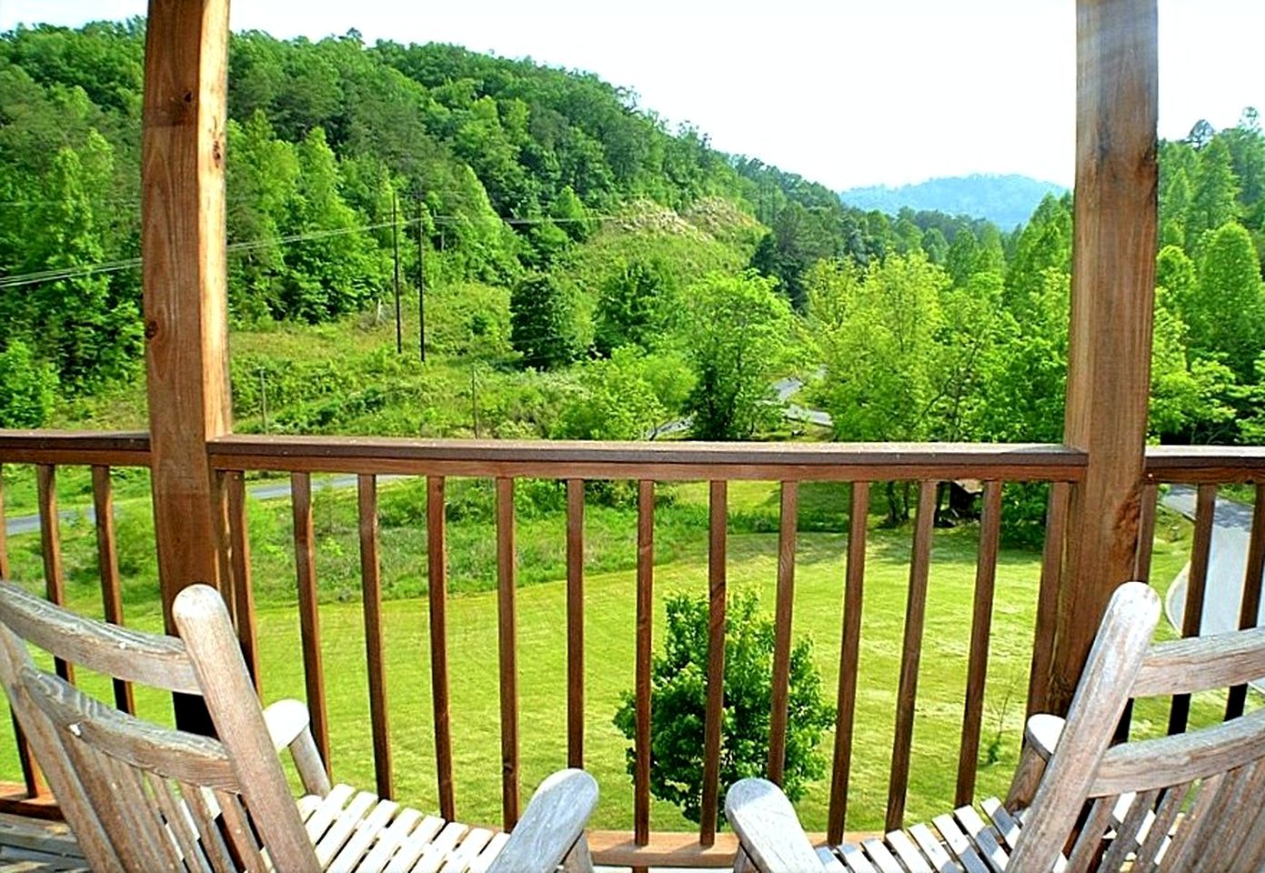 Impressive Cabin with Fireplace, Hot-tub and Stunning Forest Views in Sevierville, Tennessee