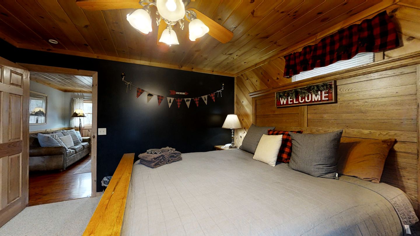 Impressive Cabin with Fireplace, Hot-tub and Stunning Forest Views in Sevierville, Tennessee
