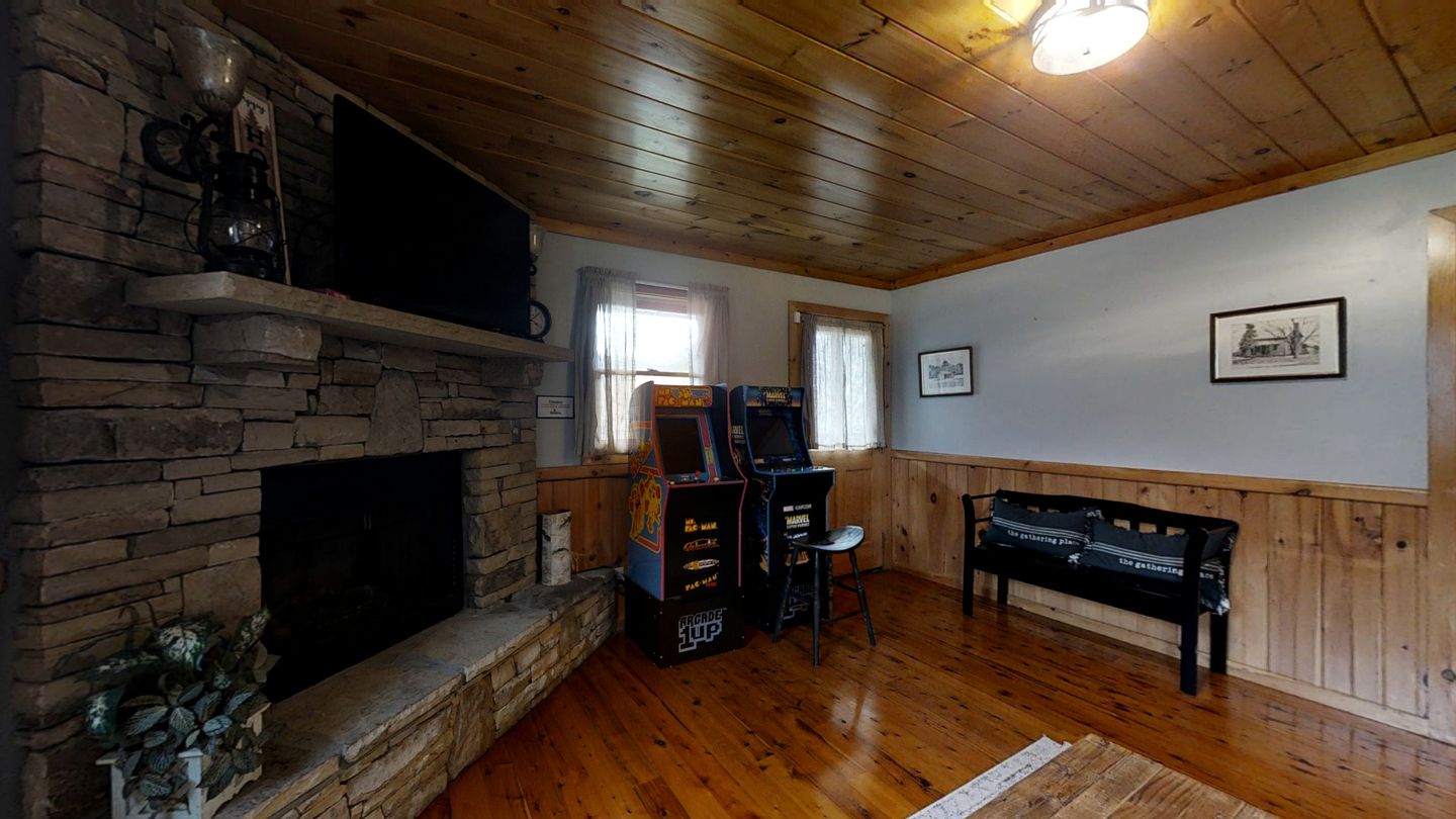 Impressive Cabin with Fireplace, Hot-tub and Stunning Forest Views in Sevierville, Tennessee
