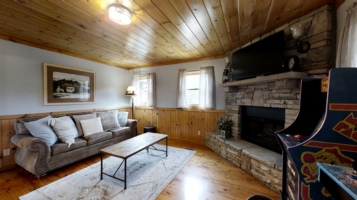 Impressive Cabin with Fireplace, Hot-tub and Stunning Forest Views in Sevierville, Tennessee